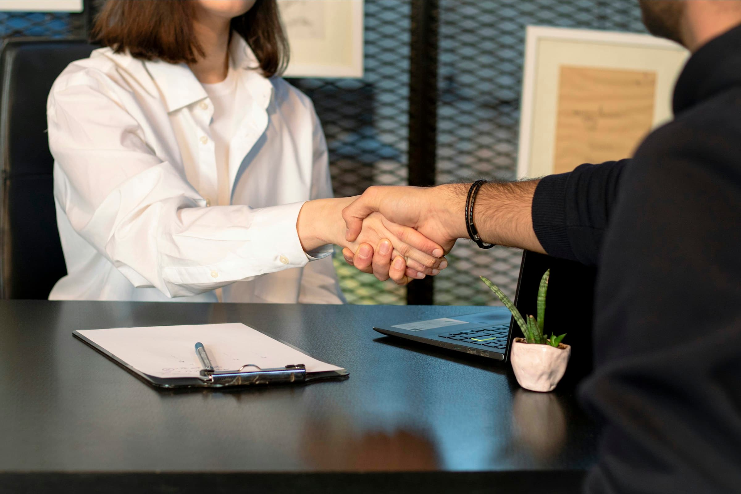 Foto ligada ao tema do post com o título "Devo aceitar uma proposta de emprego? A oferta e o momento" por cima e a marca Vedik.