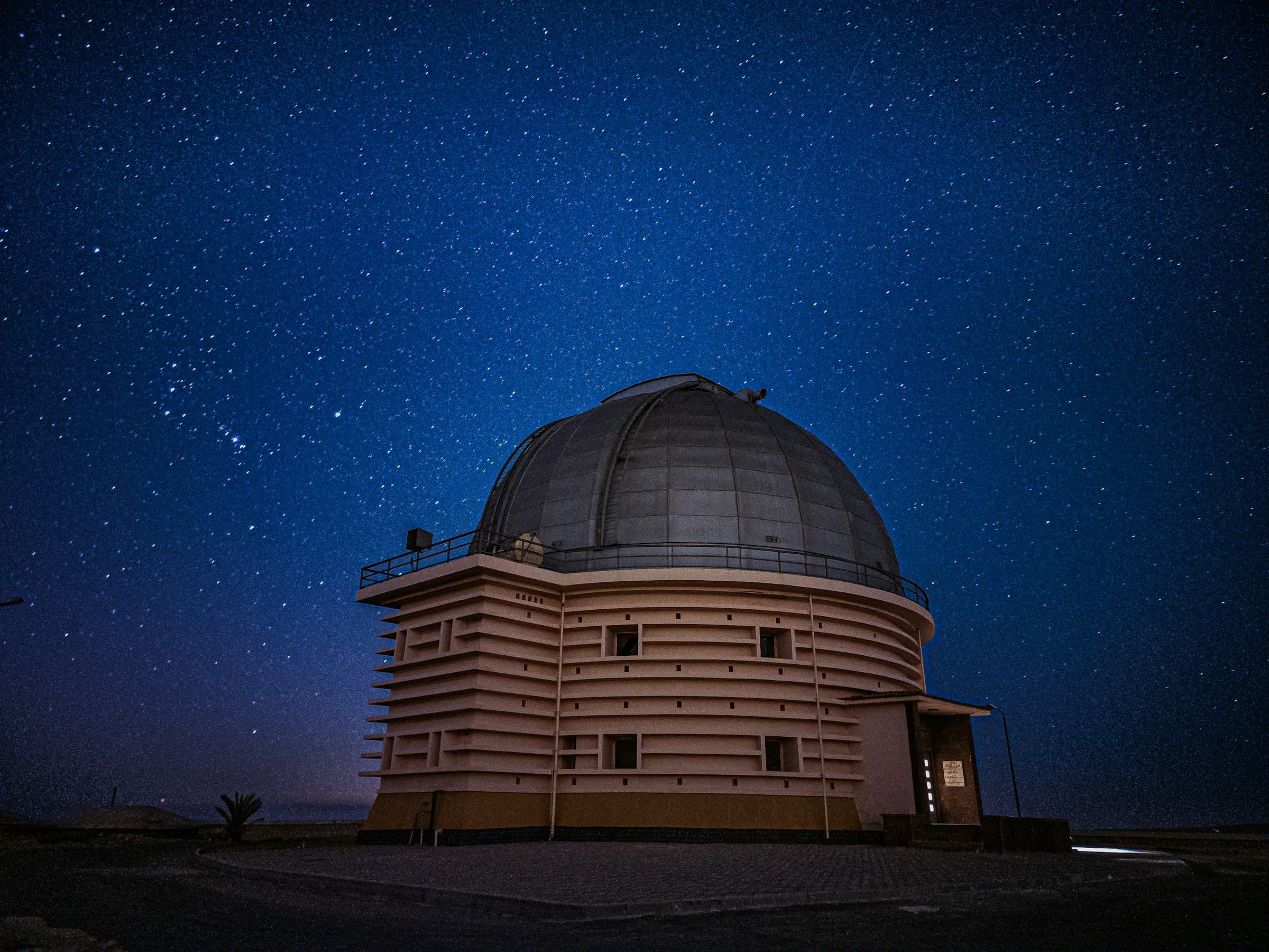 Foto ligada ao tema do post com o título "Astrologia preditiva: os métodos que leem o futuro" por cima e a marca Vedik.